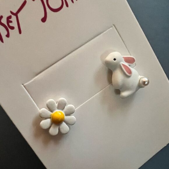 🐰 Betsey Johnson White and Yellow Bunny and Flower mismatched earrings 🐰 - Picture 5 of 7